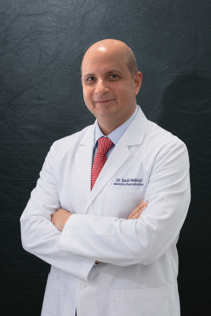 Retrato ilustrativo de un médico con bata blanca en un consultorio.